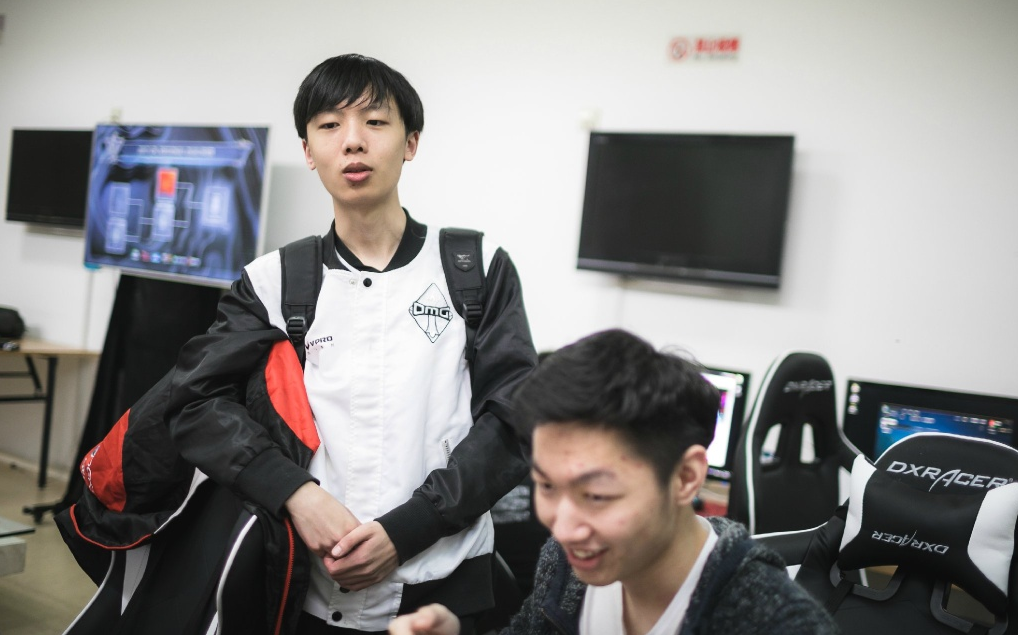 官网_AYX SPORTS-关于马拉松邀请赛焦点战：嵩山迅豹队翻盘岭南巨龙队，外线火力全开。主场山呼海啸的信息